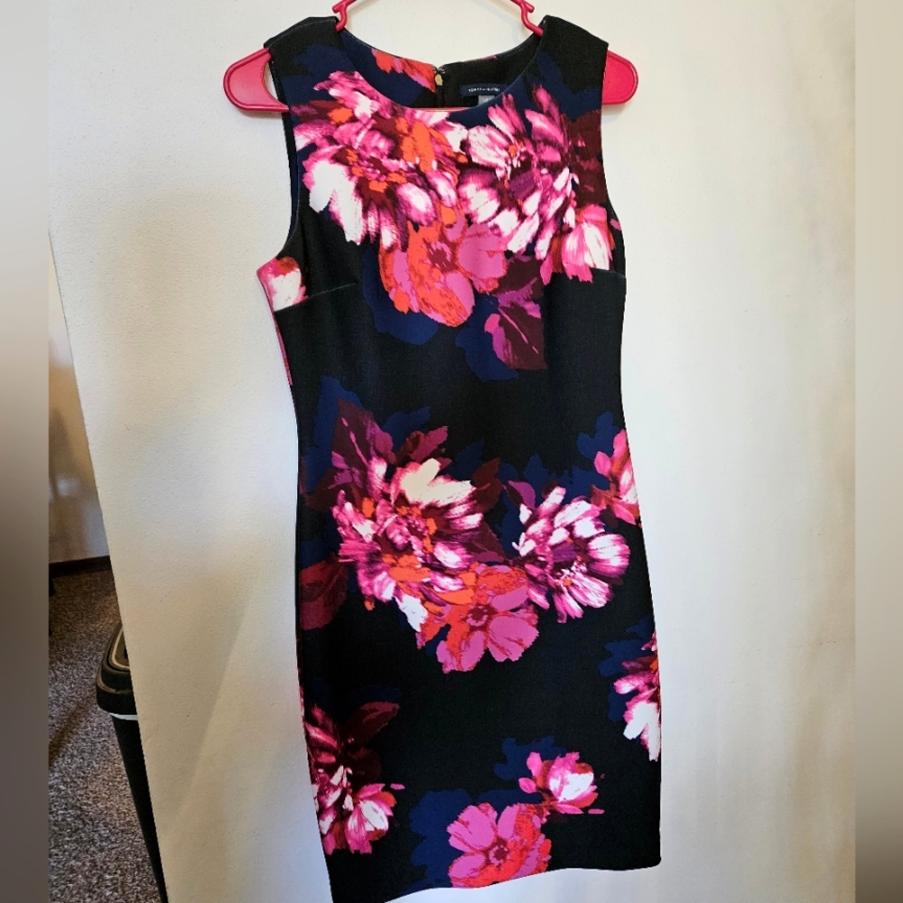 Floral knee length pencil dress- size 6